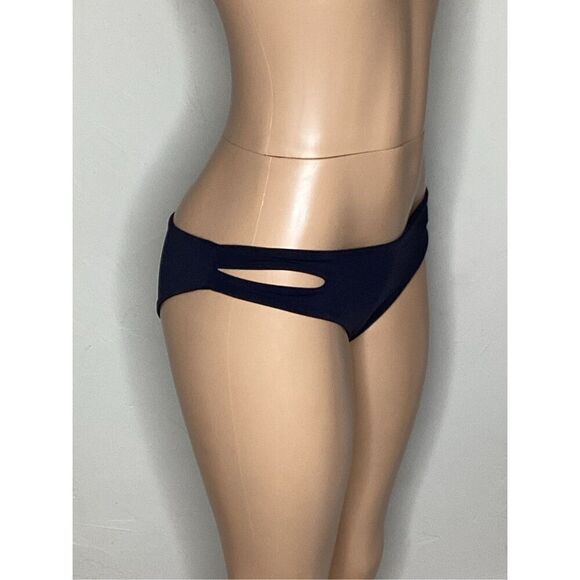 L*SPACE black bikini bottoms. Size x-small. Retails $80 - Picture 9 of 12
